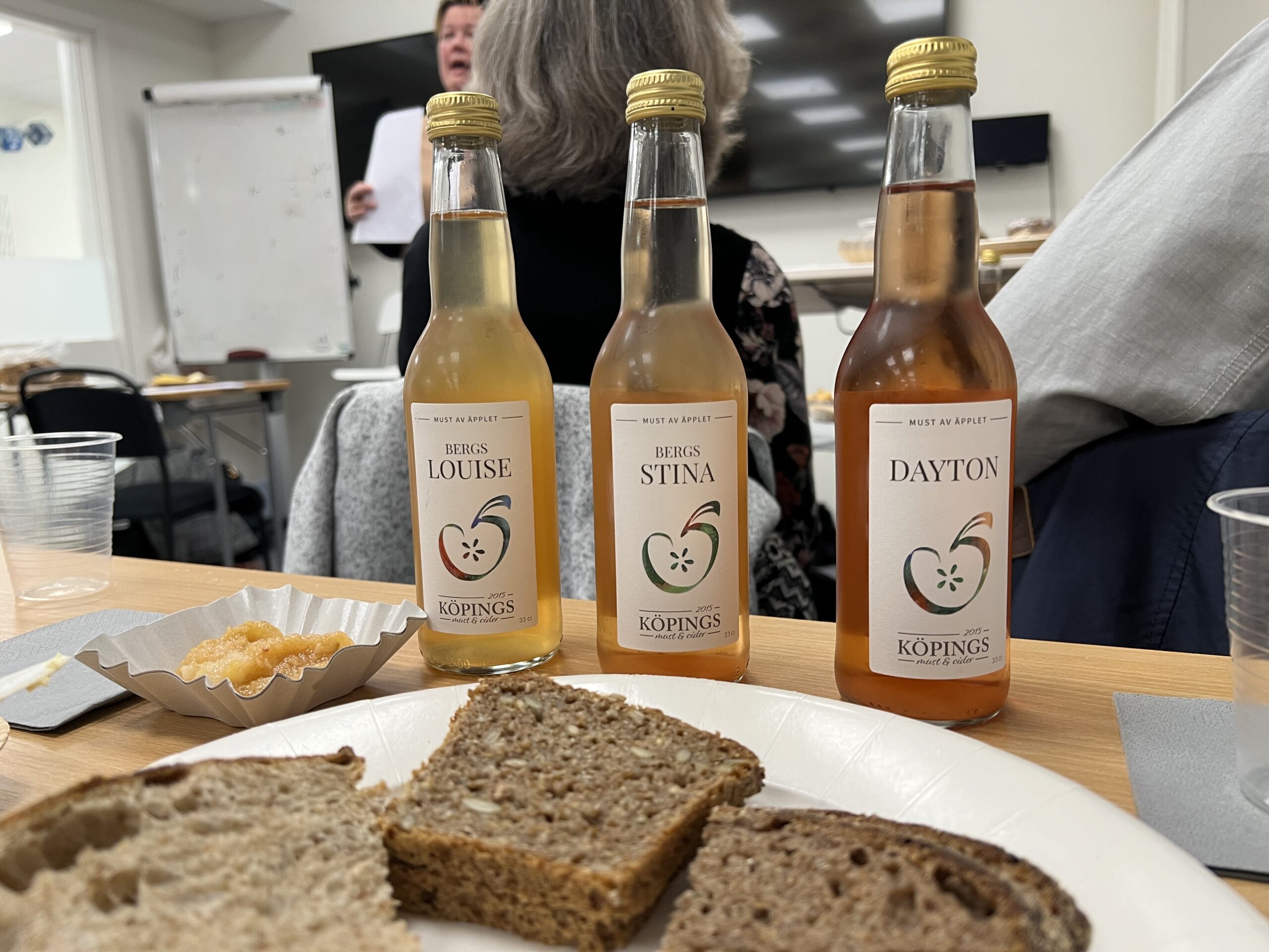 Lokalproducerat bröd, ost och must.